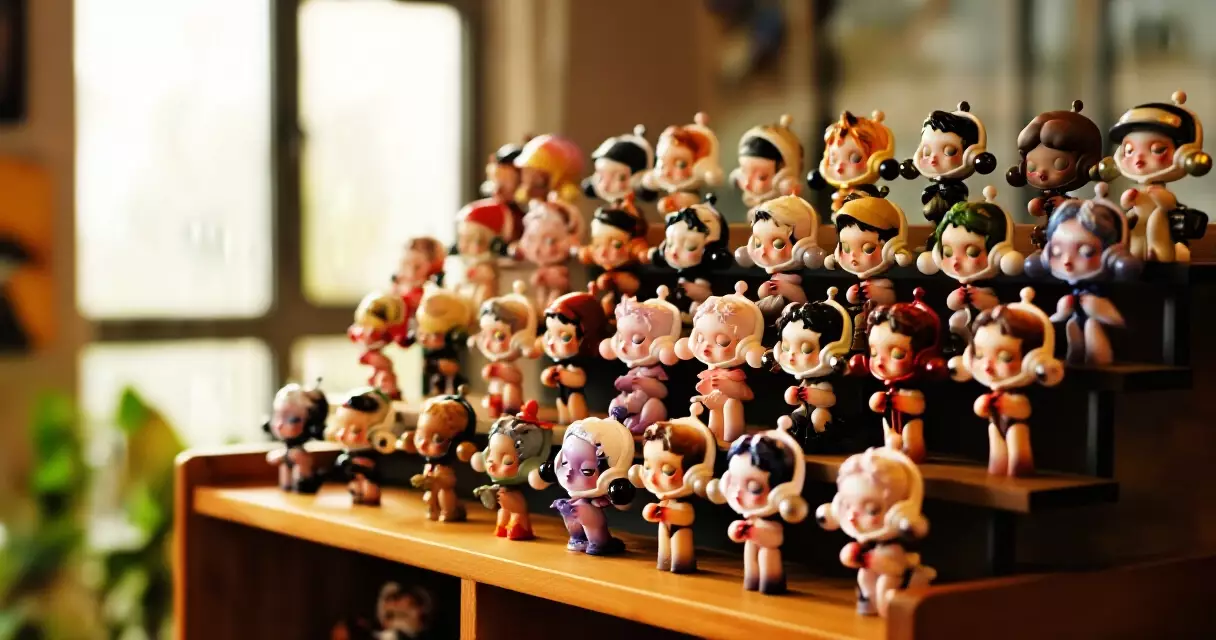 ការប្រមូល collectibles នៅលើ shelf ក្នុងបន្ទប់ collector