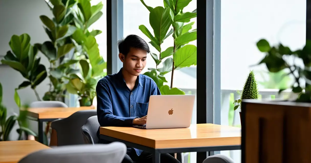 យុវវ័យខ្មែរធ្វើការនៅ co-working space ភ្នំពេញ ឆ្នាំ ២០២៦