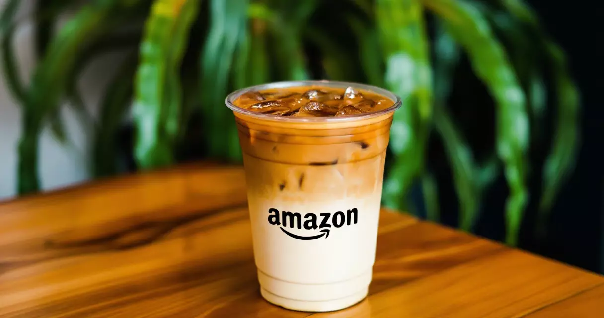 កាហ្វេ Latte ត្រជាក់ក្នុងកែវ Caf&eacute; Amazon នៅលើតុឈើ