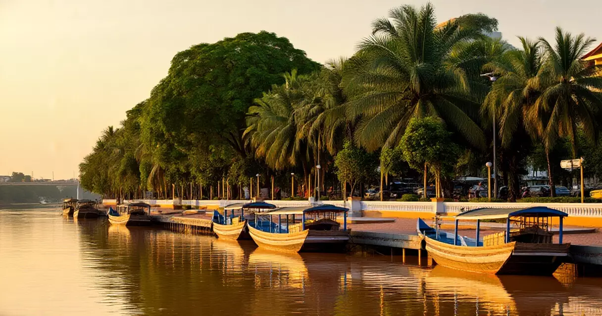 មាត់ទន្លេភ្នំពេញ ពេលដំណាក់ថ្ងៃ ជាមួយទូកប្រពៃណីខ្មែរ