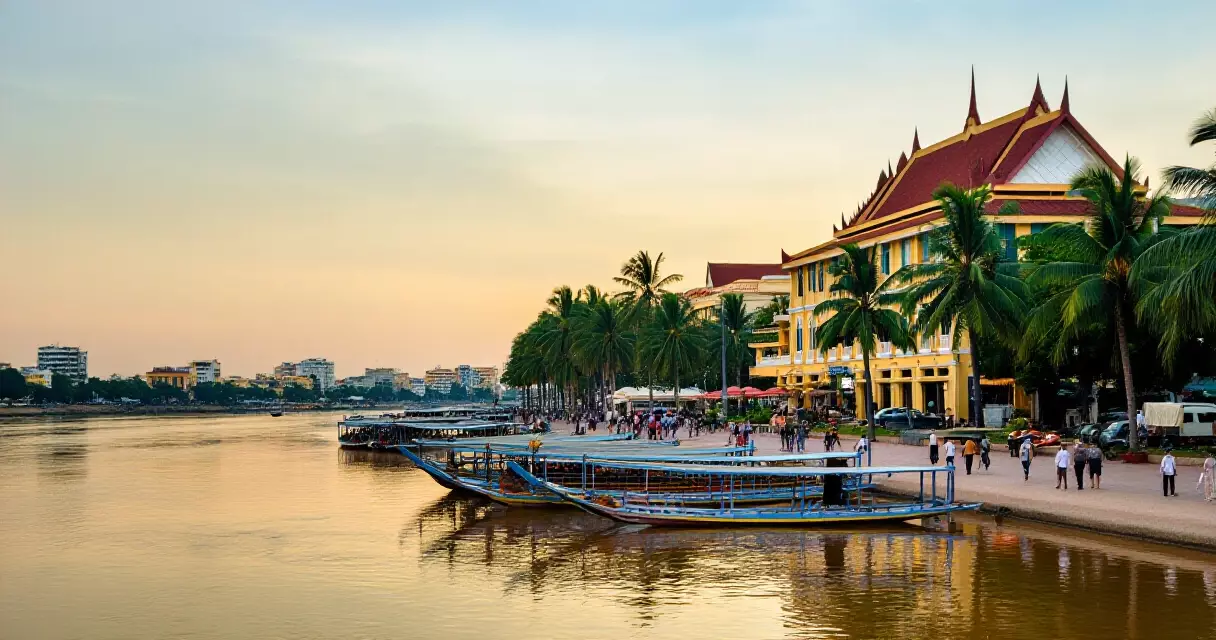 មនុស្សដើរលើឆ្នេរទន្លេសាប ភ្នំពេញ ពេលថ្ងៃលិច