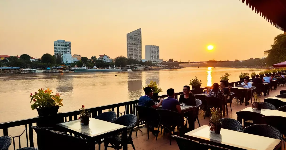 ហាងកាហ្វេក្រៅអាគារតាមមាត់ទន្លេនៅភ្នំពេញពេលថ្ងៃលិច