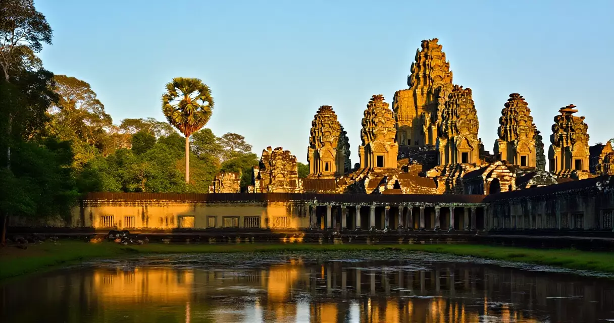 ប្រាសាទអង្គរវត្ត ឆ្លុះបញ្ចំាងក្នុងស្ទឹងជ្រៃ ក្នុងពេលម៉ោងពណ៌មាស