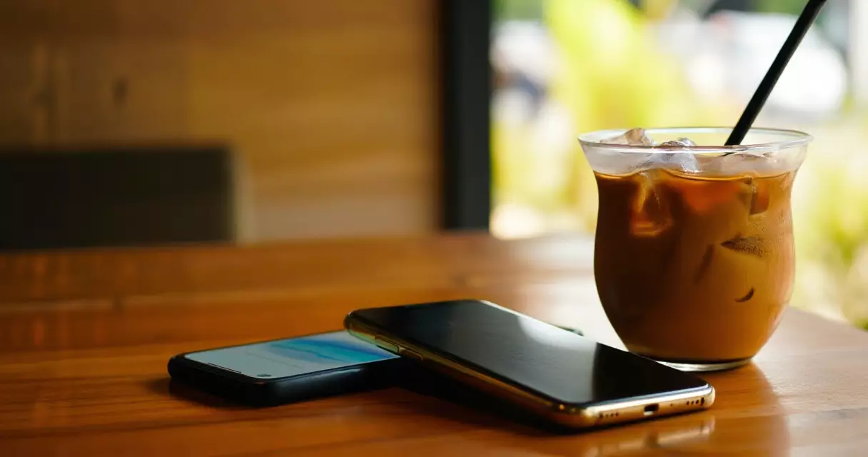 ទូរស័ព្ទពីរ iPhone Android នៅលើតុអ្នក ហាងកាហ្វេភ្នំពេញ