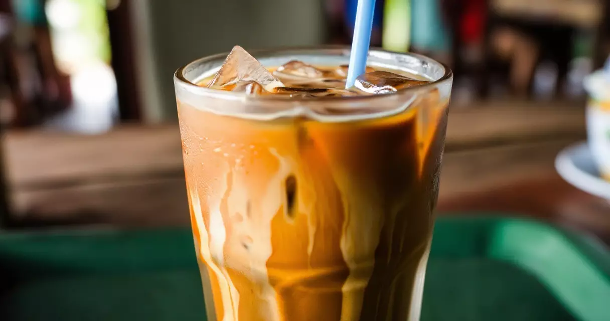 កាហ្វេទឹកដោះគោទឹកកកក្នុងកែវនៅហាងភ្នំពេញ