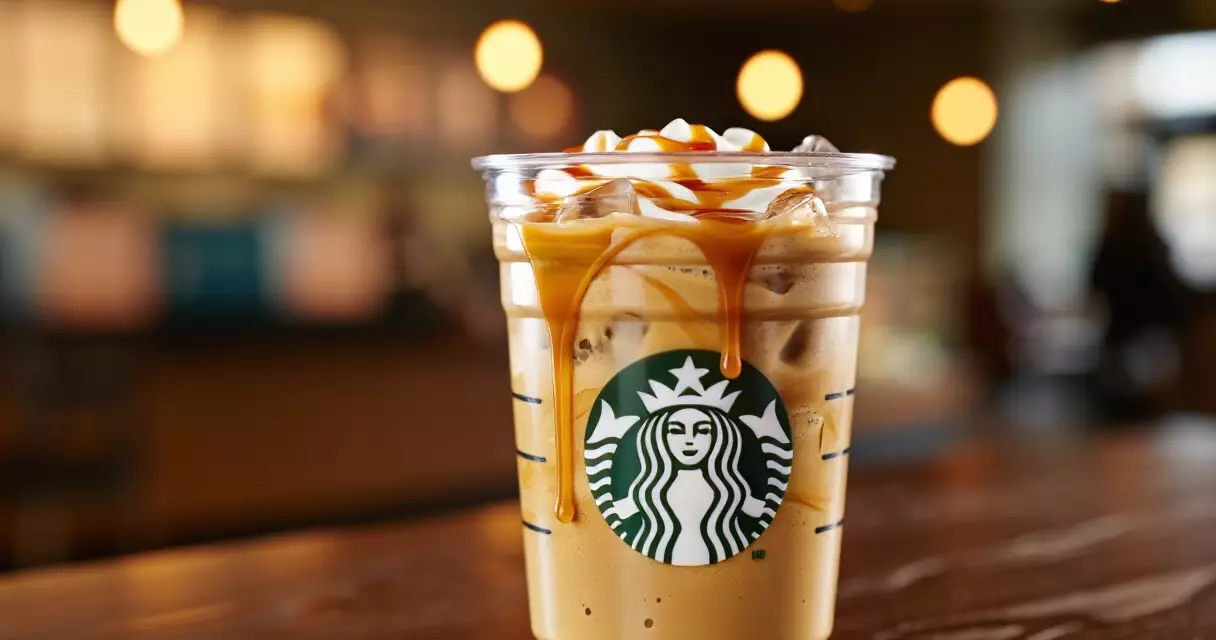 ពែងកាហ្វេ Starbucks នៅលើតុឈើក្នុងហាងភ្នំពេញ