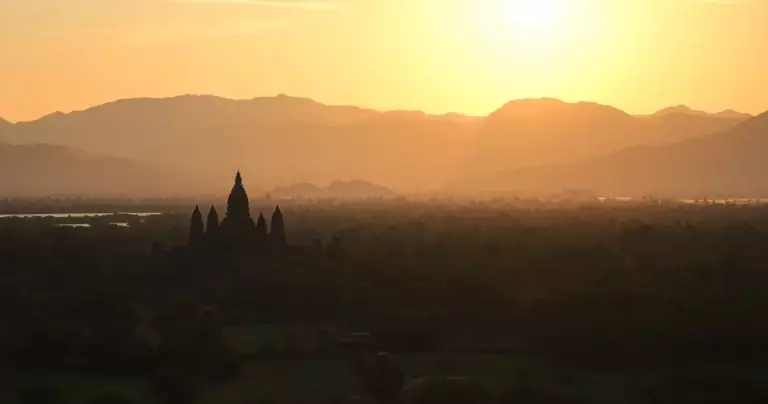 កន្លែងកម្សាន្តល្បីៗនៅកម្ពុជា៖ ពីឆ្នេរសមុទ្រដល់ភ្នំ និងទីក្រុង