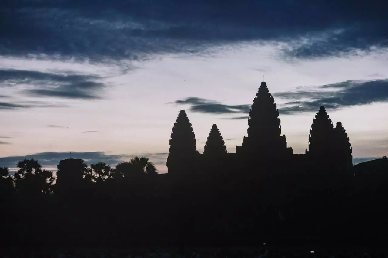 ទិដ្ឋភាពព្រលប់ប្រាសាទអង្គរវត្ត